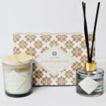 wohnzimmer_amber_ginger_lily_fragrance_with_reed_diffuser_scented_candle_gift_set.jpeg